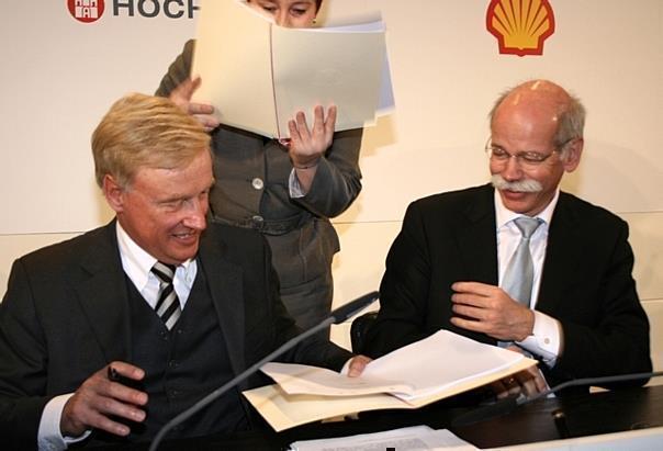 Erster Bürgermeister Ole von Beust (links) und Daimler-Chef Dr. Dieter Zetsche unterzeichneten heute ein Memorandum of Understanding. Foto: Auto-Reporter